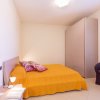 Camera con letto matrimoniale e poltrona.