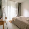 Camera da letto con scrivania, letto e armadio a vista.