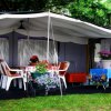 Tenda da campeggio con tavolo e fiori.
