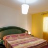 Camera con letto matrimoniale e tende gialle.