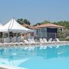 Una piscina all'aperto con sedie a sdraio e tendoni bianchi.