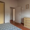 Dettaglio di camera da letto con armadio giallo.