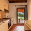 Cucina con porta finestra su giardino.
