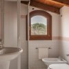 Bagno con doccia e finestra ad arco.