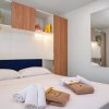 Camera da letto con letto matrimoniale e armadio.