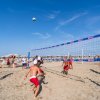 Partita di beach volley sulla spiaggia.
