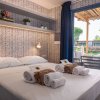 Camera con letto matrimoniale e asciugamani arrotolati.