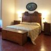 Camera da letto con arredamento in legno e letto matrimoniale.