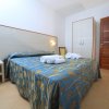 Camera da letto con letto matrimoniale e asciugamani.