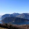 Vista di un'isola verdeggiante in un lago, circondata da montagne.