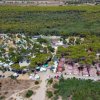 Panoramica su campeggio con zone verdi e aree per camper.