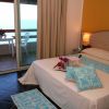 Stanza con letto e terrazza vista mare.