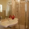 Bagno con doccia e lavabo moderni.