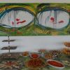 Buffet con piatti vari e un quadro astratto colorato sullo sfondo.