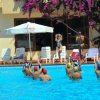 Persone in piscina partecipano a un'attività di gruppo.