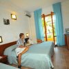 Persona seduta su un letto in una stanza d'hotel.