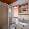 Bagno con doccia, lavabo e bidet, piastrelle beige.