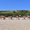 Spiaggia con ombrelloni colorati.