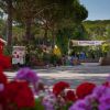 Ingresso con fiori e cartelli, bici parcheggiata.