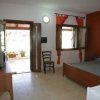 Camera con letto matrimoniale e finestre aperte.
