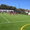 Campo da calcetto con bambini che giocano.
