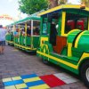Trenino turistico verde e giallo.