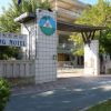 Ingresso di un camping motel con cartello e struttura moderna.