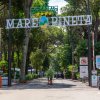 Ingresso del camping Mare e Pineta con cartello.