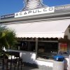 Facciata di un ristorante e pizzeria con tenda.