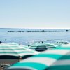 Ombrelloni fronte mare con onde leggere.