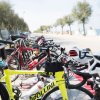 Biciclette da corsa parcheggiate lungo il marciapiede.