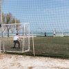 Campo di calcio vicino al mare.